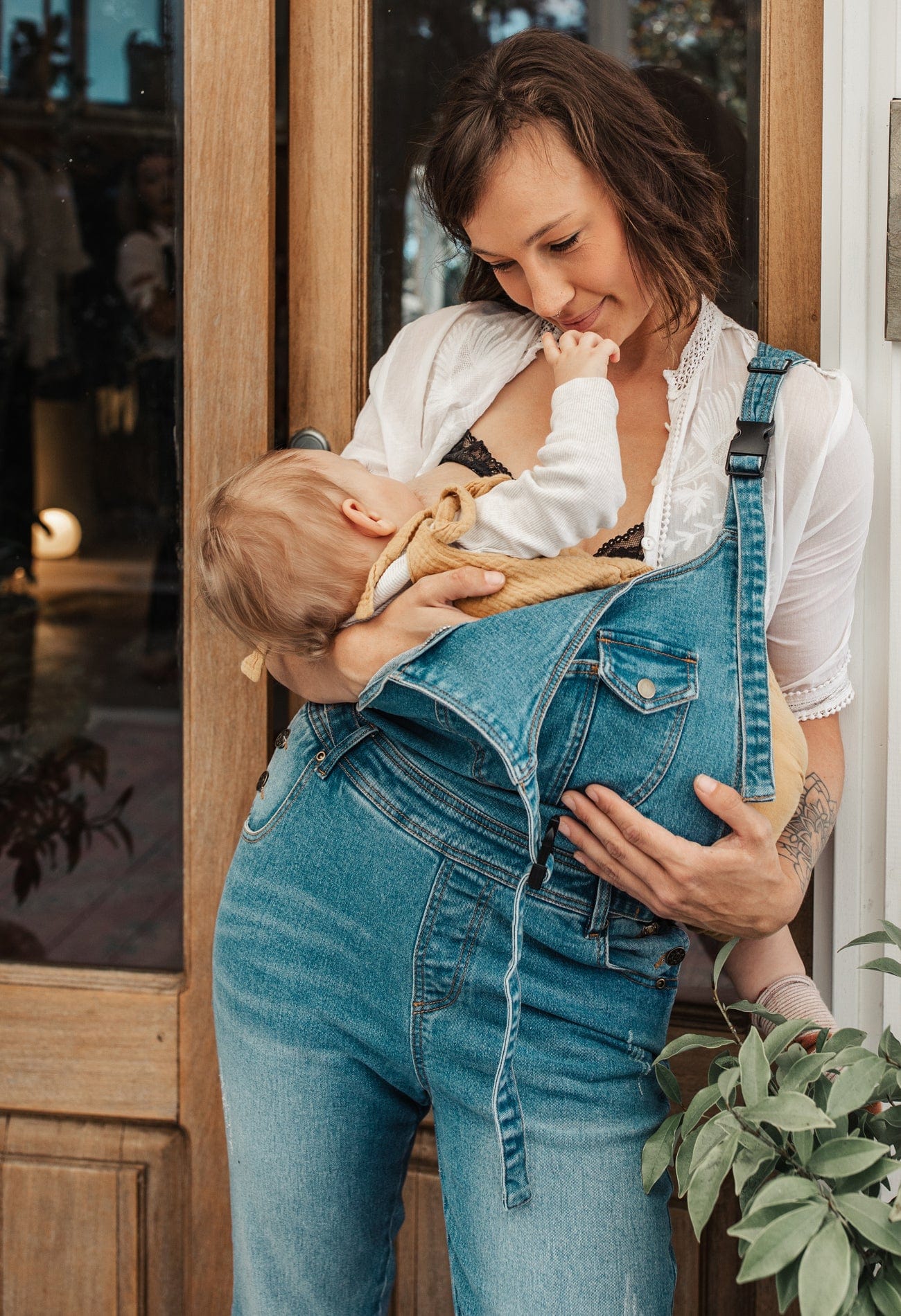 the classic original - the mumsie baby wearing overalls maternity baby carrier pregnancy