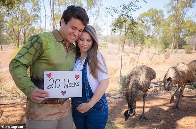 Bindi Irwin shows off her gorgeous 20 week bump in her mumsie overalls!