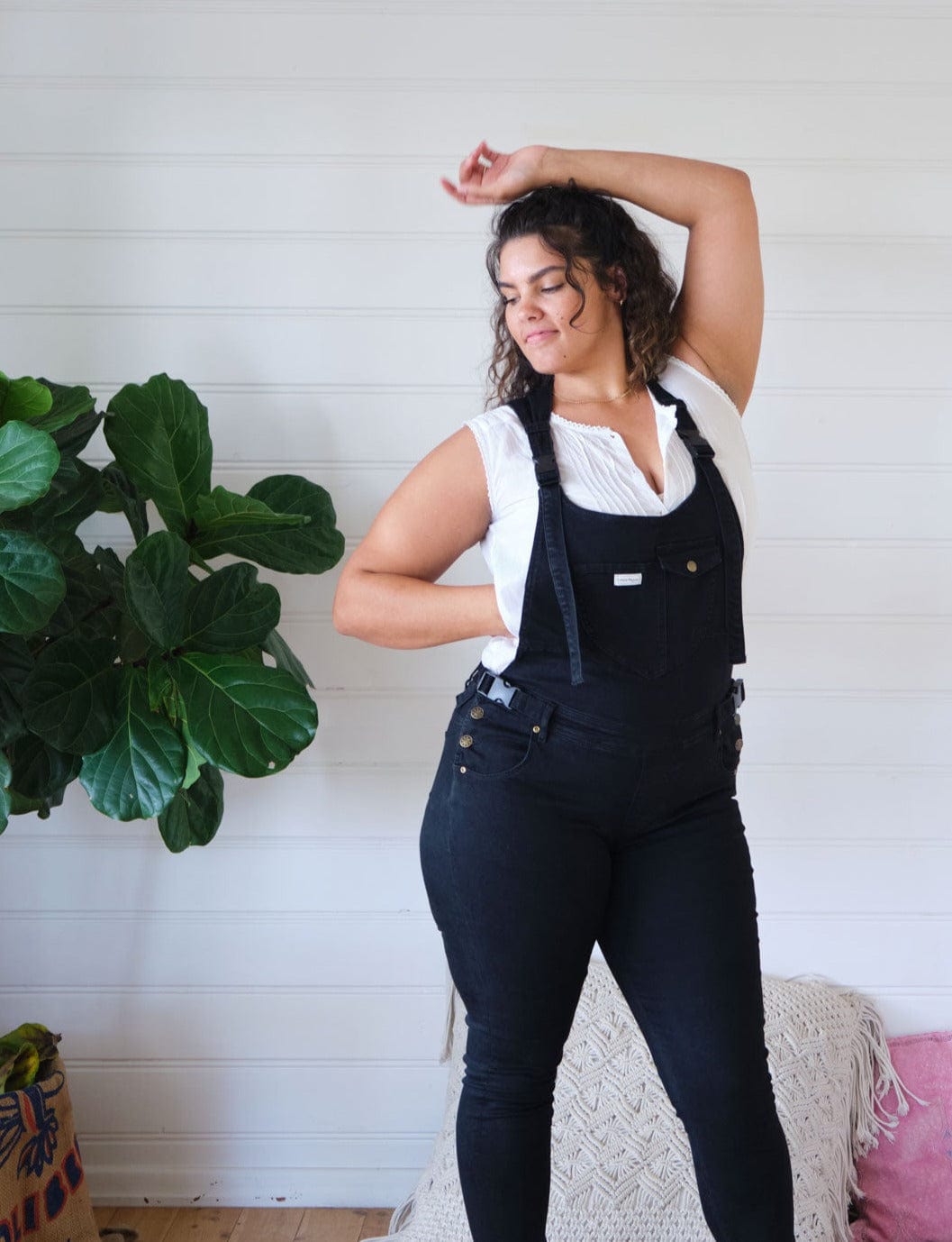 the jetset - the mumsie baby wearing overalls maternity baby carrier pregnancy